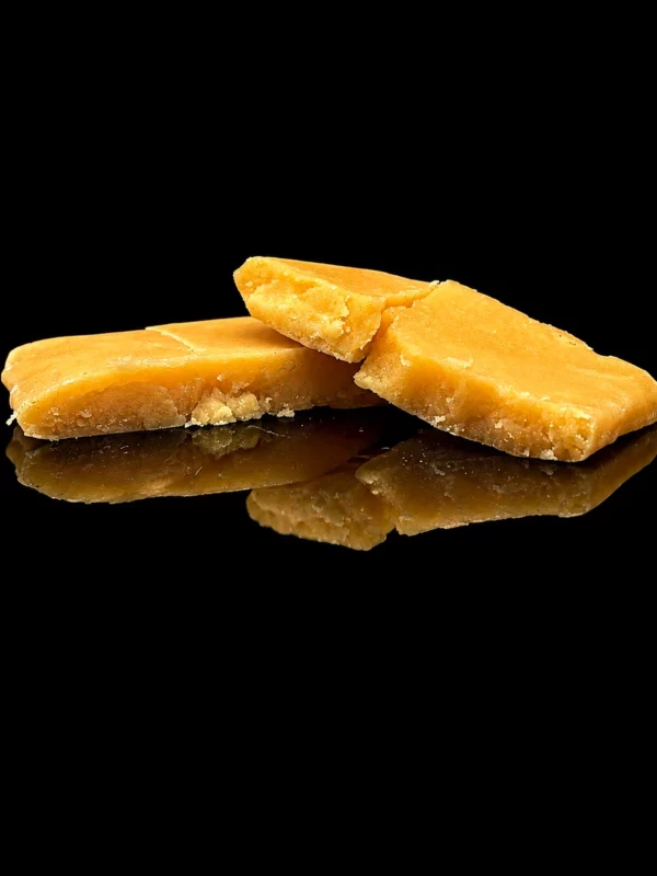 Résine CBC Piatella Mango : plaques blondes et crémeuses de hash affiné à froid, sur fond noir