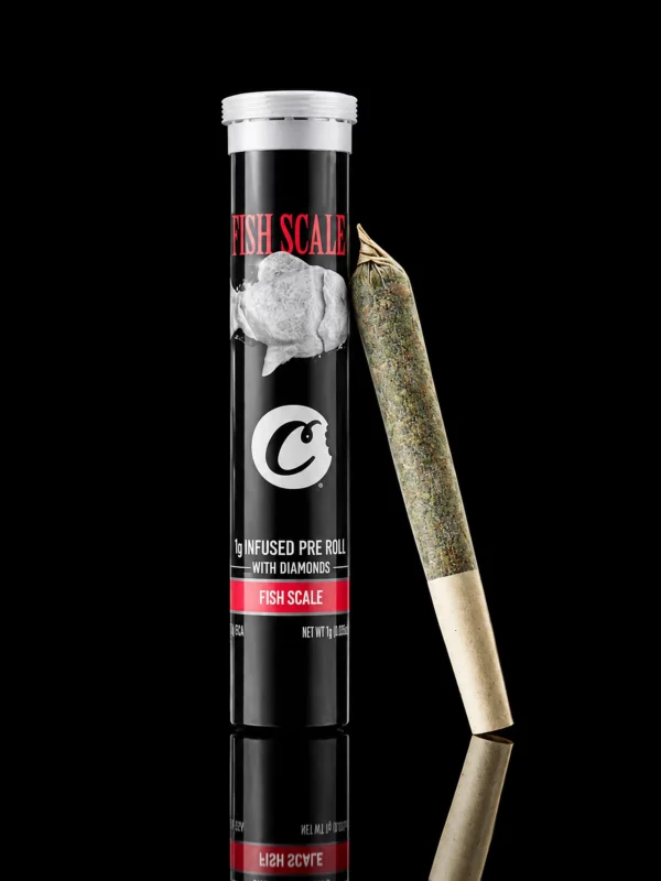 Pre Roll Cookies Fish Scale : tube noir et blanc scellé et cône 1 g infusé, sur fond noir