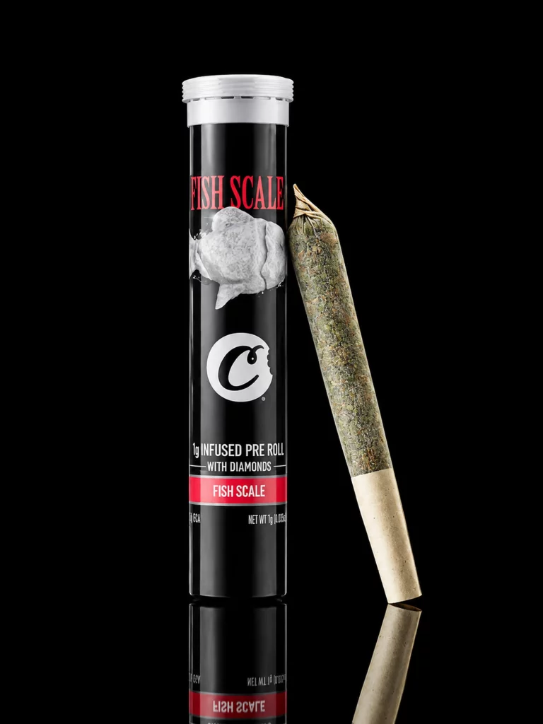 Pre Roll Cookies Fish Scale : tube noir et blanc scellé et cône 1 g infusé, sur fond noir
