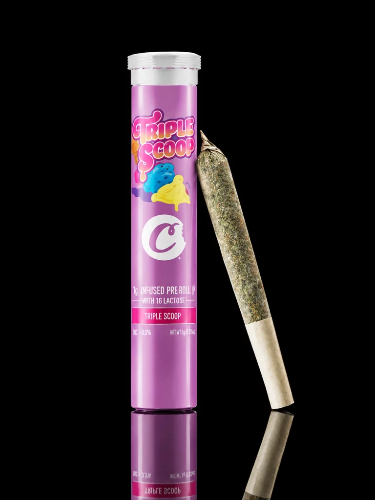 Pre Roll Cookies Triple Scoop : tube rose scellé et cône 1 g infusé, sur fond noir