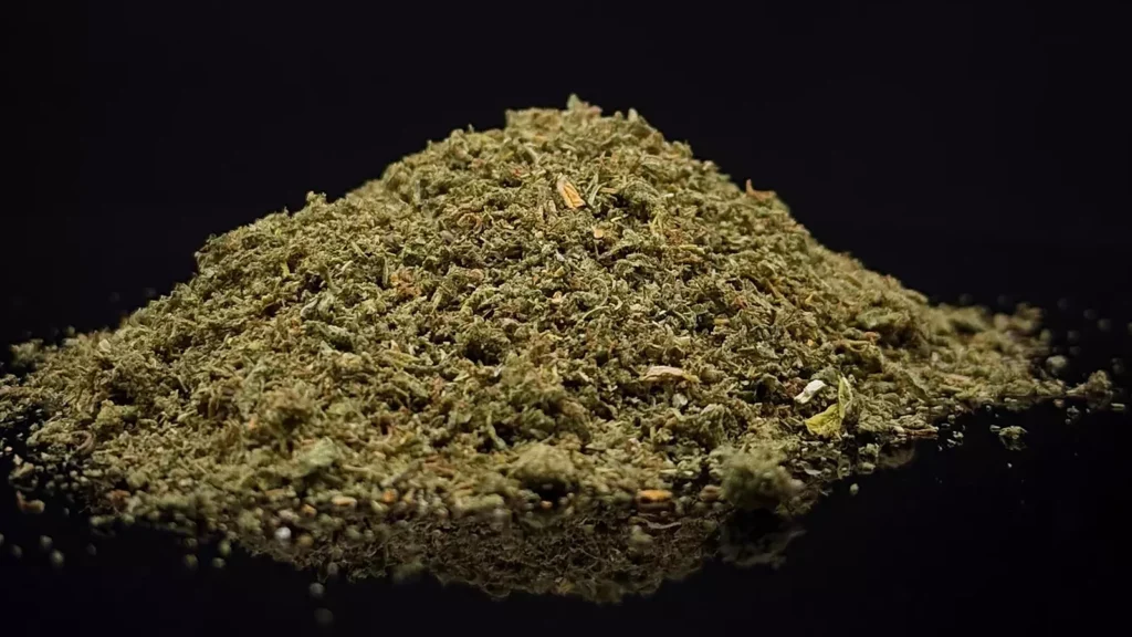 Trim CBD indoor : les chutes de taille, petites feuilles et fragments de bourgeons