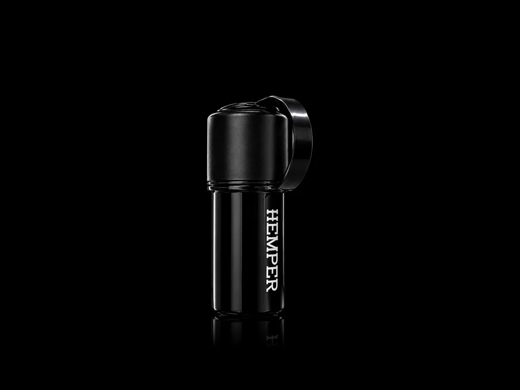 Grinder The Keeper 3-en-1 HEMPER - grinder de poche noir avec deux compartiments hermétiques, fond noir studio, boutique Nature Lab