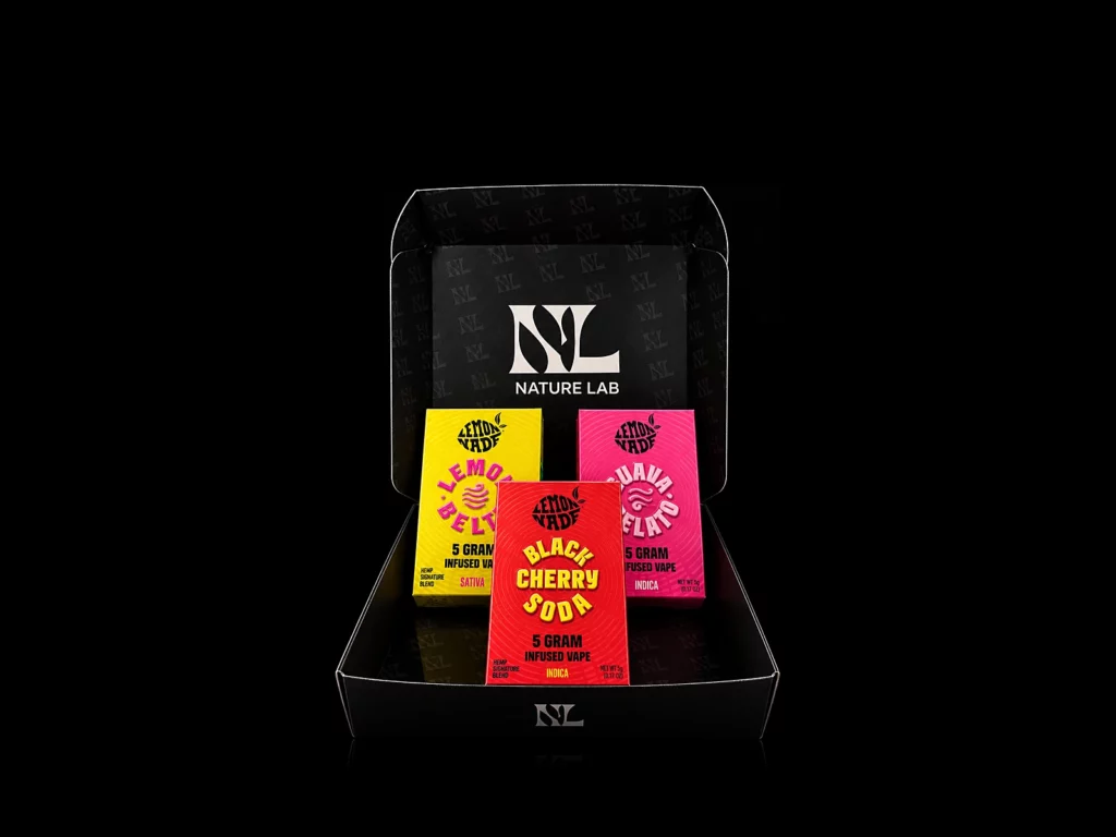 Pack Vape Lemonnade 5G - les 3 vapes Lemon Beltz, Black Cherry Soda et Guava Gelato dans le coffret Nature Lab, fond noir studio