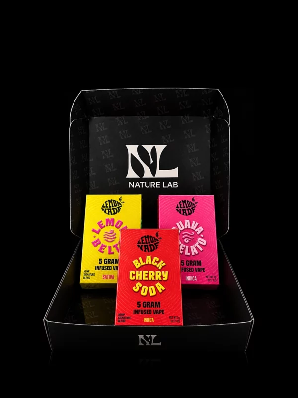 Pack Vape Lemonnade 5G - les 3 vapes Lemon Beltz, Black Cherry Soda et Guava Gelato dans le coffret Nature Lab, fond noir studio
